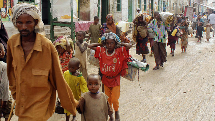 P� FLUKT: Store horder av sultne mennesker kommer fra S�r-Somalia for � s�ke tilflukt i den krigsherjede hovedstaden Mogadishu Foto:  AFP PHOTO / ABDURASHID ABIKAR
