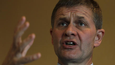 M� GI: Utviklingsminister Erik Solheim oppfordrer det norske folk om � gi penger, men han oppfordres ogs� av hjelpeorganisasjonene til � gi mer fra den norske regjeringen. Foto: REUTERS
