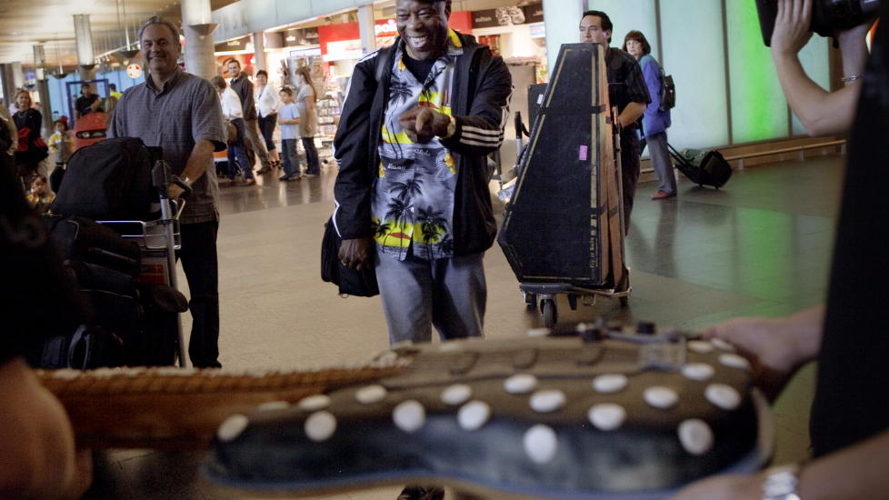 BLE HYLLET: Da en av bluesmusikkens st�rste stjerner, Buddy Guy, kom for � spille p� Notodden i 2009, ble han m�tt p� Gardermoen med en bl�tkake formet som hans egen gitar. Guys album �Bliues Singer� avslutter cd-boksen �The Perfect Blues Collection� med 25 viktige bluesalbum. Foto: Lars Lindqvist / Dagbladet