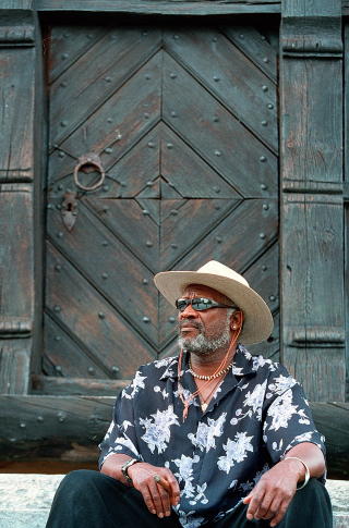 P� STABBURSTRAPPA: Taj Mahal p� Bolkesj� i forbindelse med Notodden Blues Festival for noen �r siden. Foto: Bj�rn-Owe Holmberg / Dagbladet