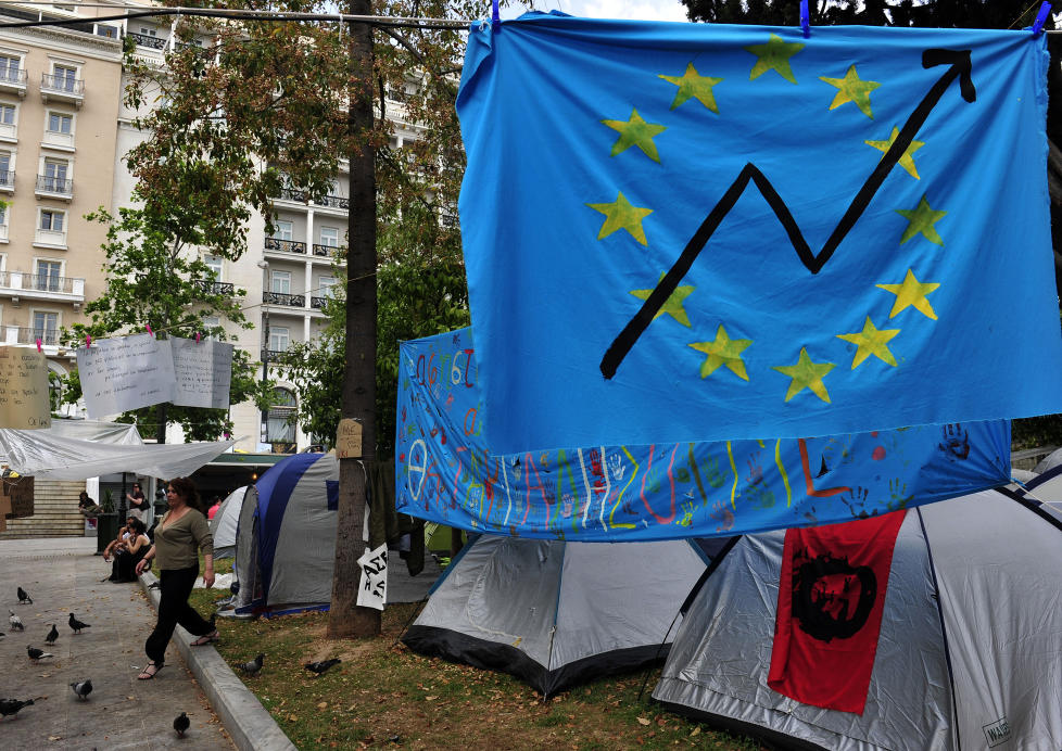 KRISE: EU er midt inne i en av sine st�rste kriser. Her demonstreres det mot ytterligere sparetiltak i Hellas. Foto: AFP PHOTO/ ARIS MESSINIS / SCANPIX