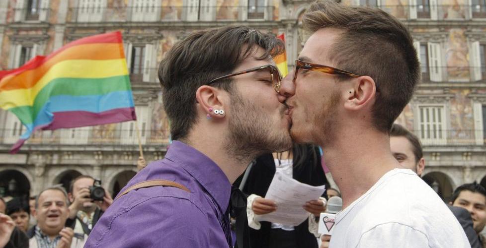IKKE ALLE VIL GIFTE SEG: To menn kysser hverandre p� et massebryllup for homofile i Madrid i mai i �r. �Kampene for avkriminalisering, avdiagnostisering, ekteskap og retten til assistert befruktning blir stolt vist fram i homohistorien. Borte er seksualiteten, skriver kronikkforfatteren�. Foto: Manuel H. De Leon/EPA/SCANPIX