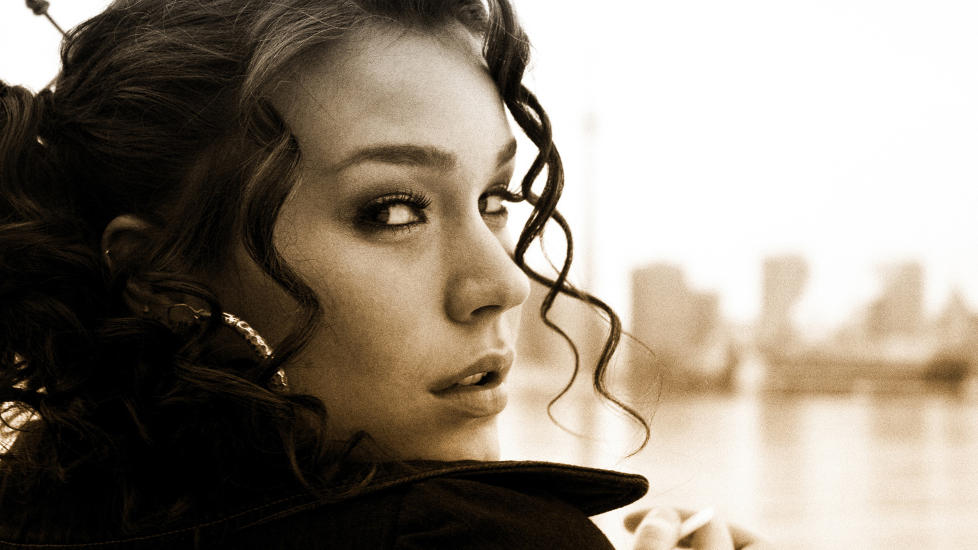 VOKSESMERTER:  Joss Stone (24) famler litt p� sitt studioalbum nummer fem (!), men glitrer i noen nedempede sanger. Foto: Stone'd Records