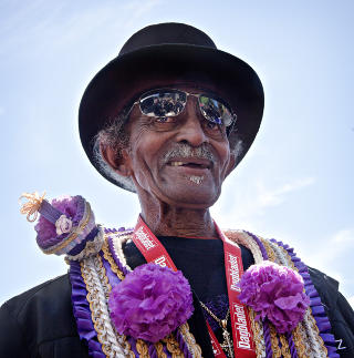STASELIG:  Uncle Lionel Batiste var som vanlig en staselig Grand Marshall i �pningsparaden. FOTO: LARS EIVIND BONES/DAGBLADET