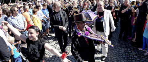 Swingende jazzfest�pning i str�lende sommersol