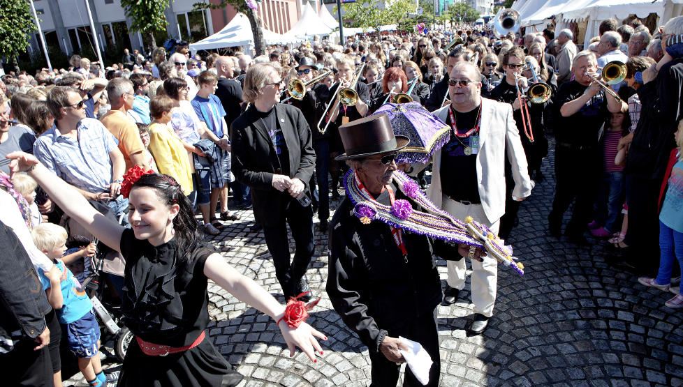 PANG�PNING:  Uncle Lionel Batiste fra Treme, New Orleans, omgitt av  paradedanser Jeanett Holsb�v�g, festivalsjef Jan Ole Otn�s (i svart) og �pningstaler, avtroppende teatersjef Carl Morten Amundsen under �pningsparaden for Moldejazz mandag formiddag. FOTO: LARS EIVIND BONES/DAGBLADET