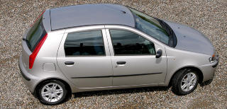  BLIKKBOKSER: Mange eldre sm�biler er rene blikkbokser og dermed ekstra usikre biler � ferdes i. Sikkerheten i nyere sm�biler er sterkt forbedret i forhold til modeller fra 80- og 90- tallet. Foto: EGIL NORDLIEN/HM FOTO