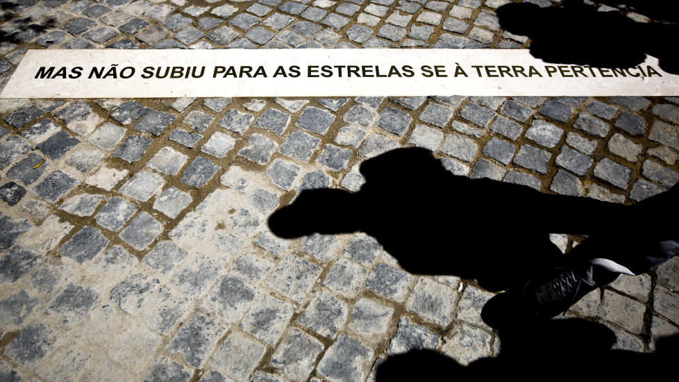 NOBELPRISVINNER: Jos� Saramago ble hedret p� etter�sdagen for sin bortgang med en minnestein der han blir sitert: �Men ikke stig opp til stjernene hvis du h�rer hjemme p� jorden.�  Foto: AFP/ PATRICIA DE MELO MOREIRA