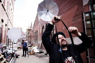 FOTOSJEKK: Per Heilmy studerer filmrullene fra de gamle Rambo-filmene som ble brukt under fotoshooten. Foto: Lars Myhren Holand