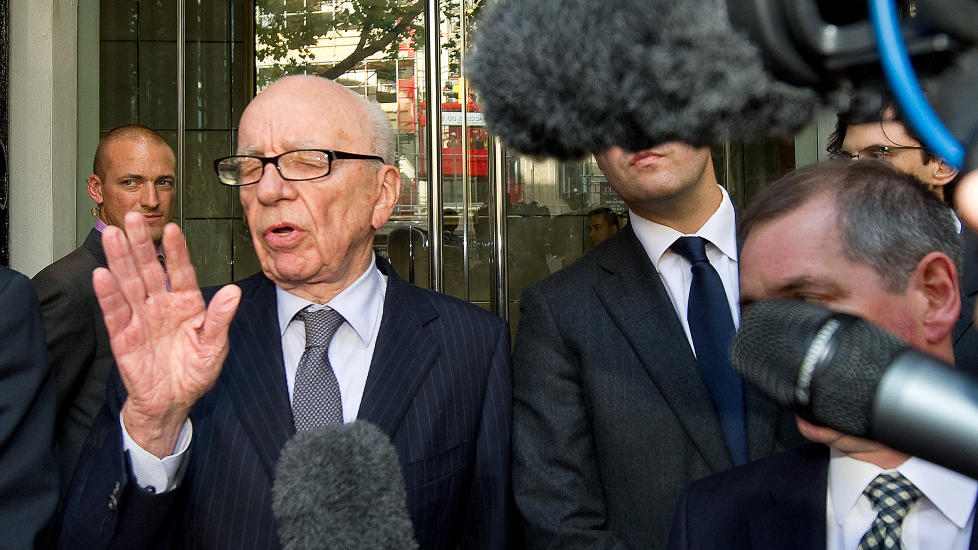  MER STORM I ETTERMIDDAG:  Det stormer rundt mediefyrsten Rupert Murdoch, hans selskaper og n�re medarbeidere etter avsl�ringene om ulovlig avlytting praktisert i flere Murdoch-eide aviser. FOTO: REUTERS / Paul Hackett / SCANPIX
