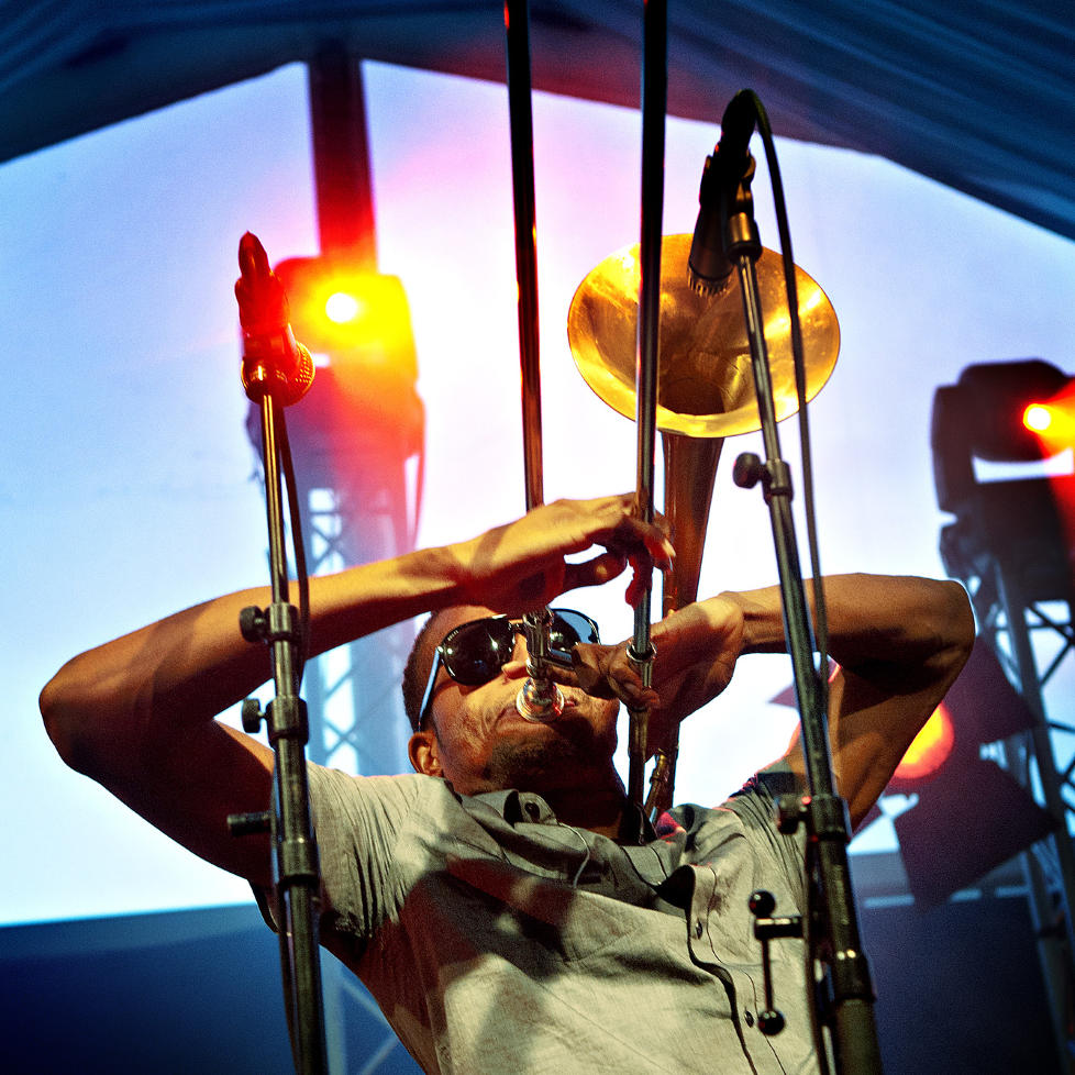 FULLT TR�KK:  Troy Andrews - Trombone Shorty - spiller trombone som en blanding av en frijazzer og en rockegitarist, og skaper liv og r�re langt ut over jazzens rekker. Her i aksjon i Alexandraparken, Molde. FOTO: LARS EIVIND BONES/DAGBLADET