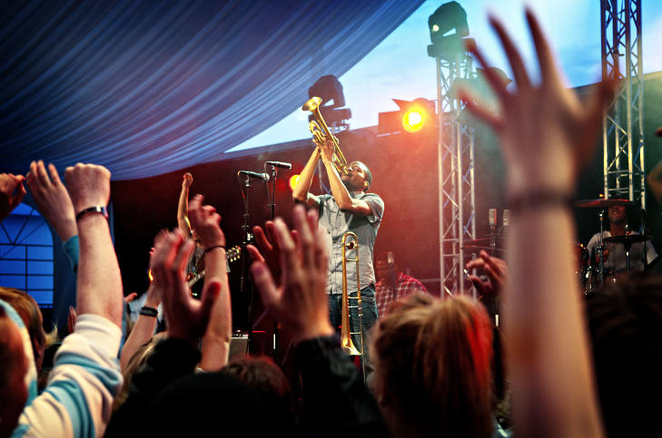 TIL V�RS:  Trombone Shorty &  Orleans Avenue fikk b�ds hender og stemning i v�ret under Moldejazz. FOTO: LARS EIVIND BONES