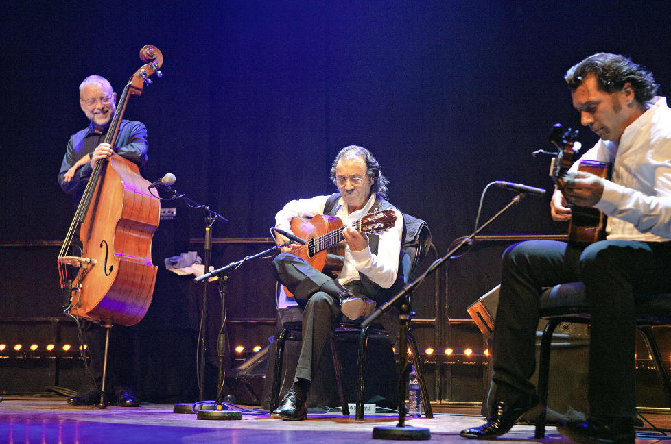STRENGER:  Virtuoser i aksjon, fra v. Dave Holland, Pepe Habichuela og Josemi Carmona. FOTO: LARS EIVIND BONES/DAGBLADET 
Foto: Lars Eivind Bones