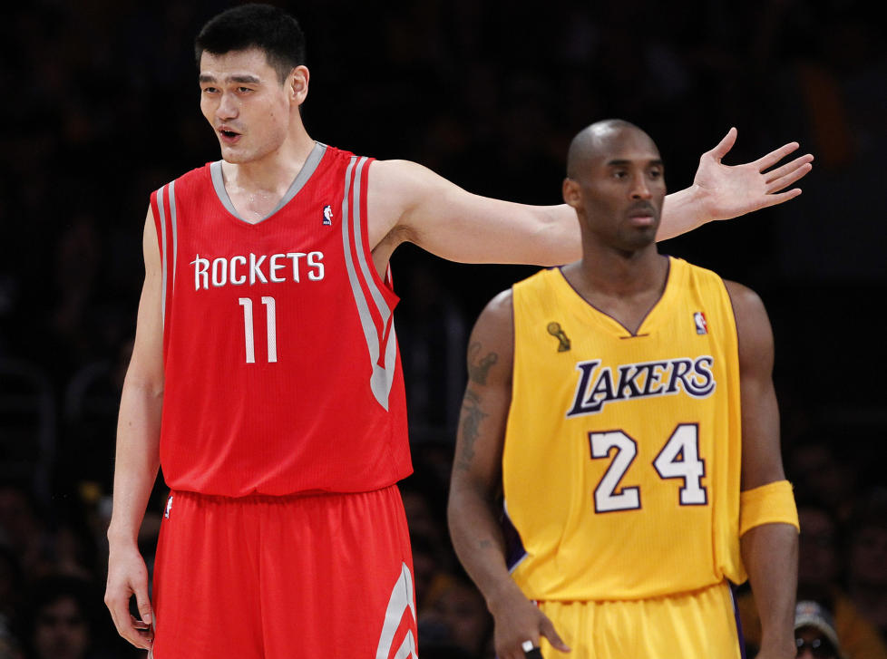 SETTER PUNKTUM:  229 centimeter Yao Ming (t.v.) legger opp som basketballspiller etter store skadeproblemer de siste par �rene. Her ved siden av Lakers-superstjernen Kobe Bryant.  Foto: SCANPIX/REUTERS/Lucy Nicholson