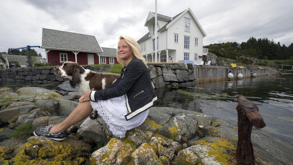 GODE VILK�R: Siden Mette Rakner etablerte seg i Austevoll har hun kunnet utvidet arkitektfirmaet sitt fra to til �tte ansatte. - Det har bare ballet p� seg med oppdrag. Her med hunden Charlie foran hus og naust som hun selv har tegnet. Foto: Tor Erik H. Mathiesen