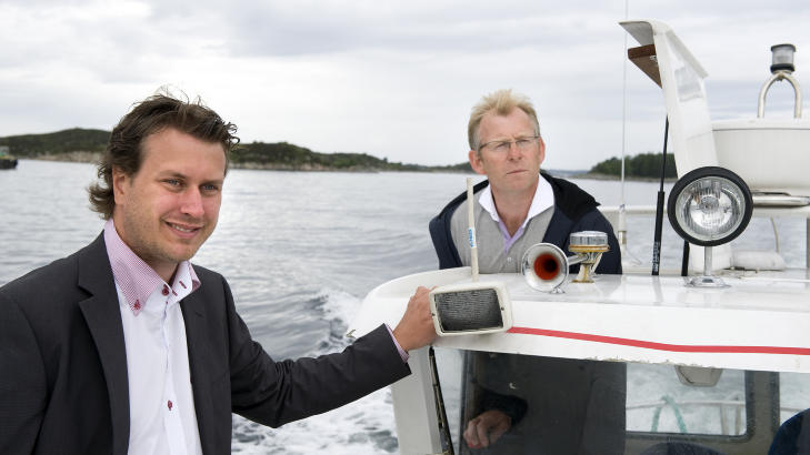 TYPISK AUSTEVOLLING: Ole Morten Troland (t.h) fra Tronland lakseoppdrett produserer ca. 2300 tonn laks p� sine to oppdrettsanlegg. Han s�ker n� om � f� bygge et visningssenter p� et av anleggene, for � generere flere arbeidsplasser og turisme. Typisk austevolling � stadig ville utvikle nye ideer, mener ordf�rer Helge Andre Nj�stad (t.v). Foto: Tor Erik H. Mathiesen