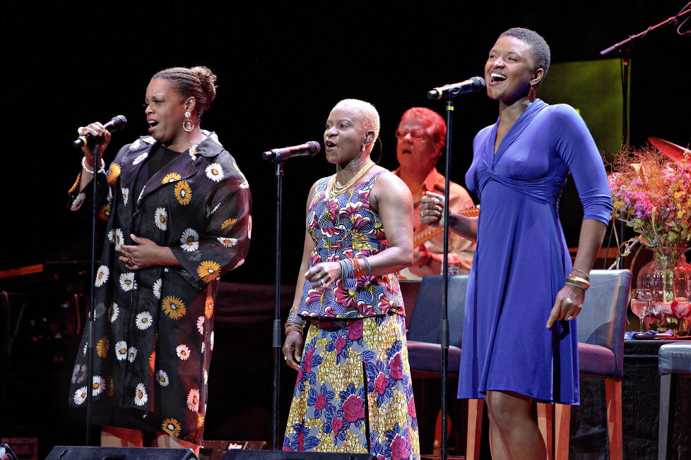 GIRLPOWER: Dianne Reeves (tv), Angelique Kidjo og Lizz Wright med appeller, samsang og soloprestasjoner i Bj�rnsonhuset i Molde i g�r kveld. I bakgrunnen gitarist Romero Labambo. FOTO: LARS EIVIND BONES/DAGBLADET