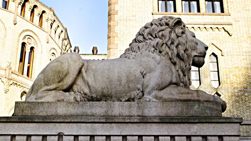 S� P�:  Her, rett utenfor Stortinget, fulgte Stortingsvaktene med p� det politiet mener var en voldtekt av en beruset kvinne. Foto: Elisabeth Sperre Alnes/Dagbladet.