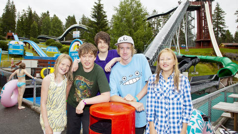 OPP I SKYENE: Charlotte (11) (fra venstre), Adrian (15), Mattias (11) og Alexander (14) fra Porsgunn og Vilde (11) fra Stavanger, roser Bø Sommarland opp i skyene. Foto: PER FLÅTHE OPP I SKYENE: Charlotte (11) (fra venstre), Adrian (15), Mattias (11) og Alexander (14) fra Porsgunn og Vilde (11) fra Stavanger, roser Bø Sommarland opp i skyene. Foto: PER FLÅTHE