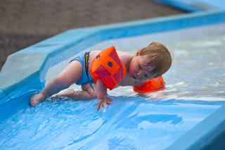 KJEMPEARTIGE: Martin (2) fra Kolbu på Østre Toten, synes de små skliene var kjempeartige. Foto: PER FLÅTHE KJEMPEARTIGE: Martin (2) fra Kolbu på Østre Toten, synes de små skliene var kjempeartige. Foto: PER FLÅTHE