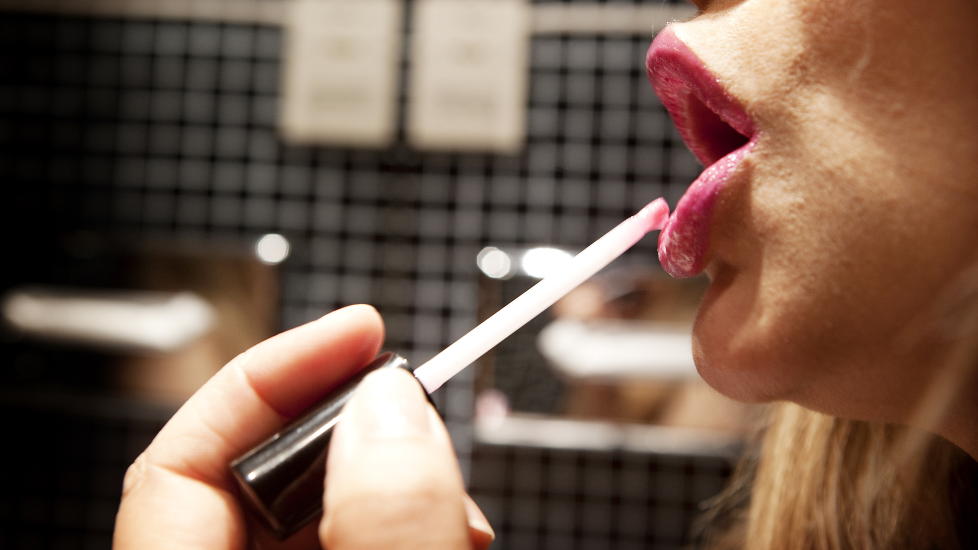 FY-FY: � pynte seg med r�d leppestift blir forbudt for flyvertinnene i Turkish Airlines. I SAS legger ikke ledelsen seg om slike personlige detaljer. Foto: JON TERJE HELLGREN HANSEN