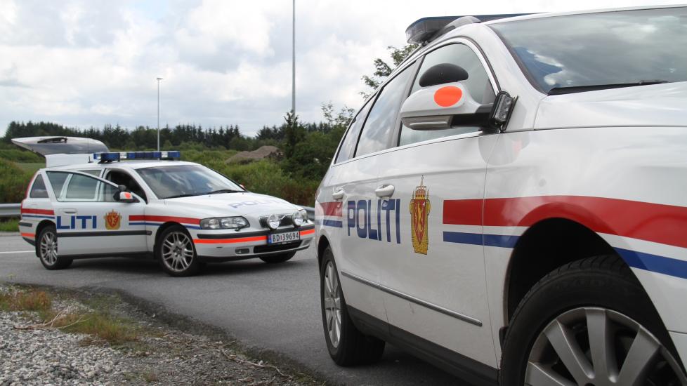 SKUDD AVFYRT: V�pnet politi rykket ut da de fikk melding om fem skarpe skudd i Sveio sentrum. Foto: Tor Andre Johannessen