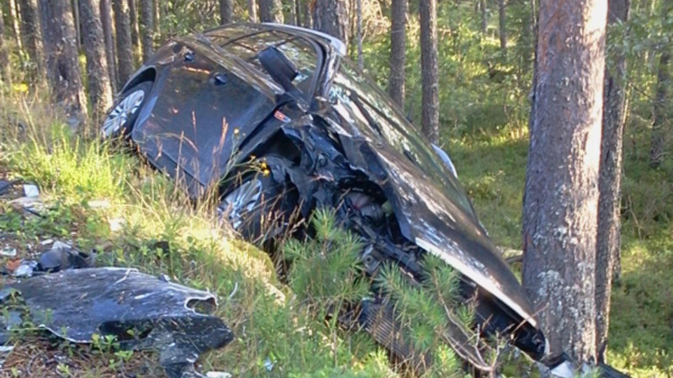  USKADD:  Den 24 �r gamle bilf�reren kom tilsynelatende fysisk uskadd fra smellen i denne bilen, og stakk av etter ulykken ved 17.30-tiden i g�r. Fire personer i m�tende bil ble alvorlig skadd. FOTO: OLE CHRISTIAN NORDBY.