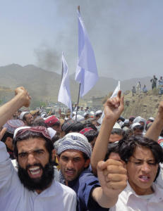 - St�rstedelen av nordmenn i Afghanistan er der enten med den norske statens v�pen eller med den norske statens penger. Dette burde v�rt en fest for granskende journalister