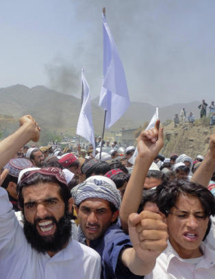 - St�rstedelen av nordmenn i Afghanistan er der enten med den norske statens v�pen eller med den norske statens penger. Dette burde v�rt en fest for granskende journalister