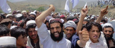 - St�rstedelen av nordmenn i Afghanistan er der enten med den norske statens v�pen eller med den norske statens penger. Dette burde v�rt en fest for granskende journalister
