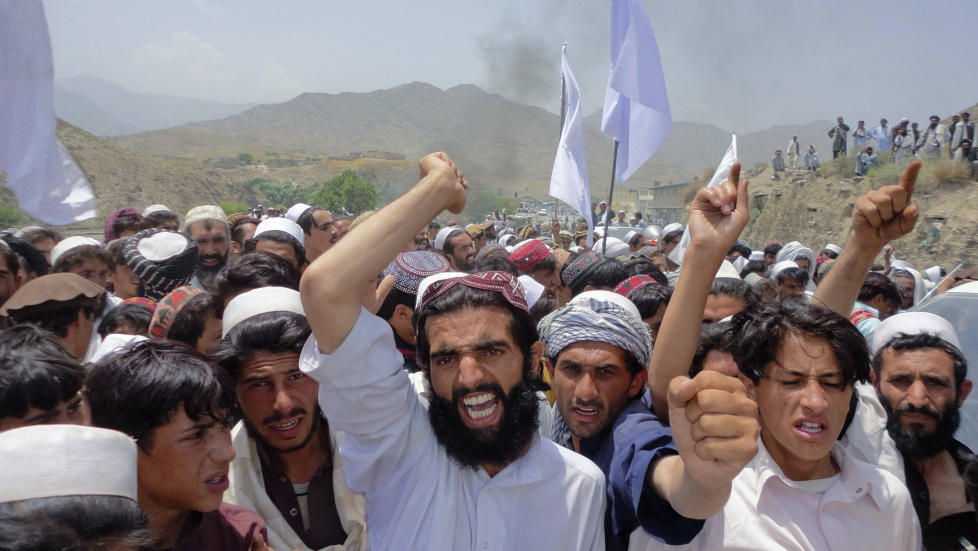 Ny stemning: Afghanere roper antiamerikanske slagord i Shamal-distriktet 7. juli, etter at flere mennesker mistet livet i et luftangrep. �Sivilbefolkninger er lei av nattlige raid og veibomber som er lagt ut for troppene. De er lei av at sivile d�r og at de stadig kommer i klemme mellom talibanere og ISAF�, skriver kronikkforfatteren. Foto: Reuters/Scanpix