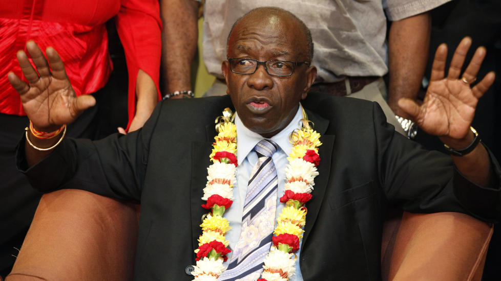 SOLGTE BILLETTER: Forbruker Europa mener Euroteam bidrar til korrupsjon ved blant annet � kj�pe billetter fra FIFA-pamper som den avg�tte, korrupsjonsavsl�rte Jack Warner. Foto: REUTERS/Andrea De Silva/Scanpix