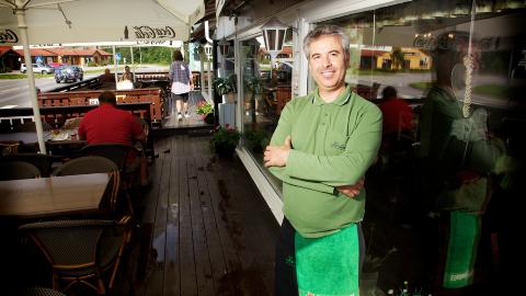 PR�VER LYKKEN: Emir Karahan kommer fra Tyrkia, og havnet tilfeldig i S�r-Odal. Han har n� �pnet restauranen �La Luna� i Skarnes sammen med kona. Han mener det m� v�re optimisme i omr�det &mdash; for fem andre restuaranter har startet opp samtidig som han. Foto: Eirik Urke