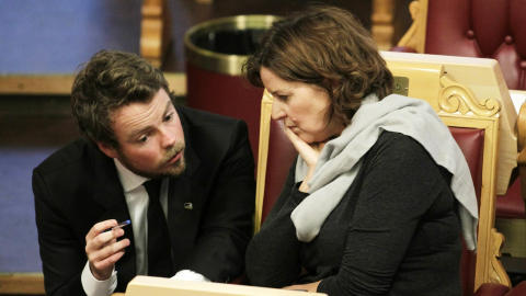 BEST OG VERST: Arbeidsminister Hanne Bjurstr�m (t.h.) sitt parti gj�r det i snitt d�rlig p� arbeid, og f�r en treer p� terningen. H�yres f�r terningkast fire, og Torbj�rn R�e Isaksen h�per det er fordi de er p� lag med n�ringslivet. Foto: Morten Holm / Scanpix .