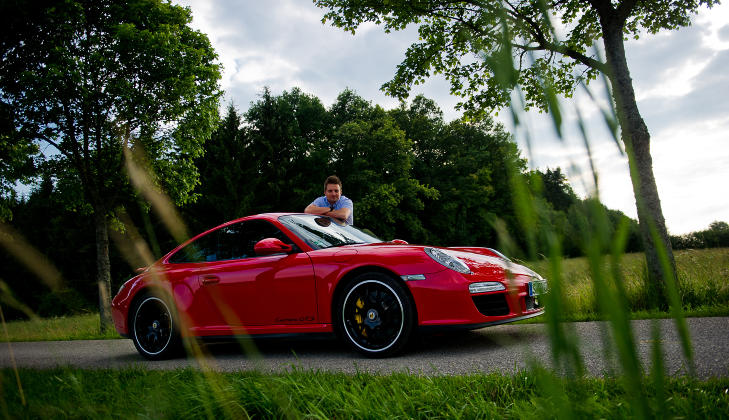 R�D DJEVEL: Porsches hittil sterkeste og raskeste 911 Carrera, ga Dagbladets utsendte g�sehud og adrenalin i lange baner. Foto: H�KON EIKESDAL