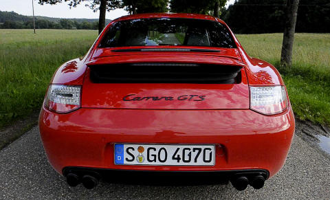 LAV: Carrera GTS er lav og bred. Skjermene bak kommer fra de firehjulsdrevne utgavene av 911, og gj�r bilen langt mer b�llete. Foto: H�KON EIKESDAL