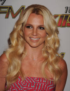 - Britney Spears fjerta og plukka seg i nesa