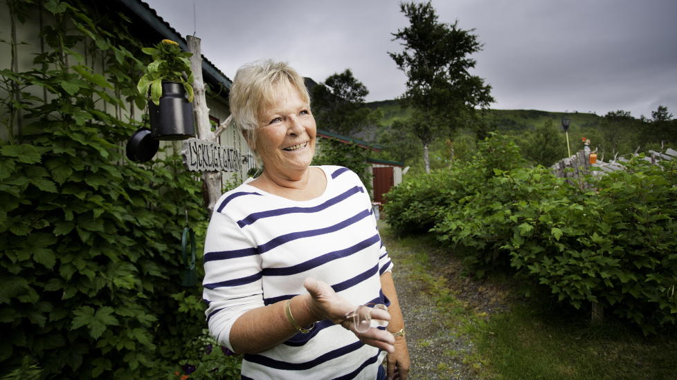BLID: Marit Sunde har laget sitt eget lille eventyrrike i fjellheimen p� And�ya i Vester�len. Alle sm� stier rundt hytta har egne navn. Her st�r hun midt i �Lyckliga gatan�.
Foto: Marius Fiskum