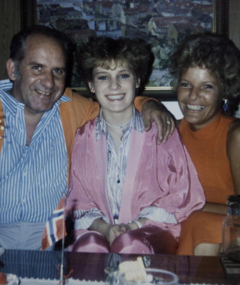 SAMMENSVEISET GJENG:  Ektemannen Jan Bernt, datteren Elsebet og Marit Sunde koser seg sammen. Dette bildet er tatt i 1988, f� m�neder f�r den tragiske ulykka. Foto: Privat