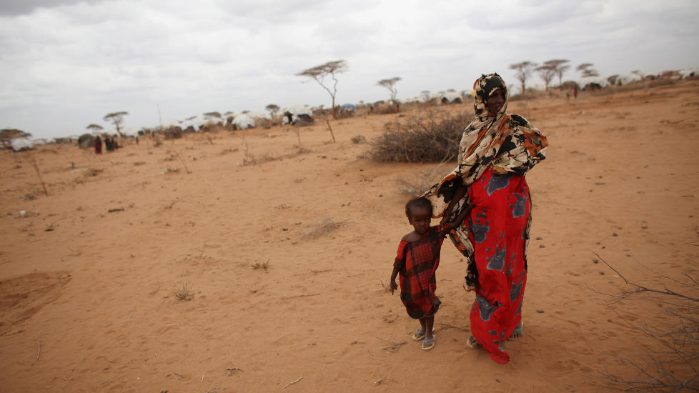 UMENNESKELIGE VALG: Foreldre i Somalia forteller at de har m�ttet velge mellom hvem av sine barn de skal satse p� � redde. (Photo by Oli Scarff/Getty Images)