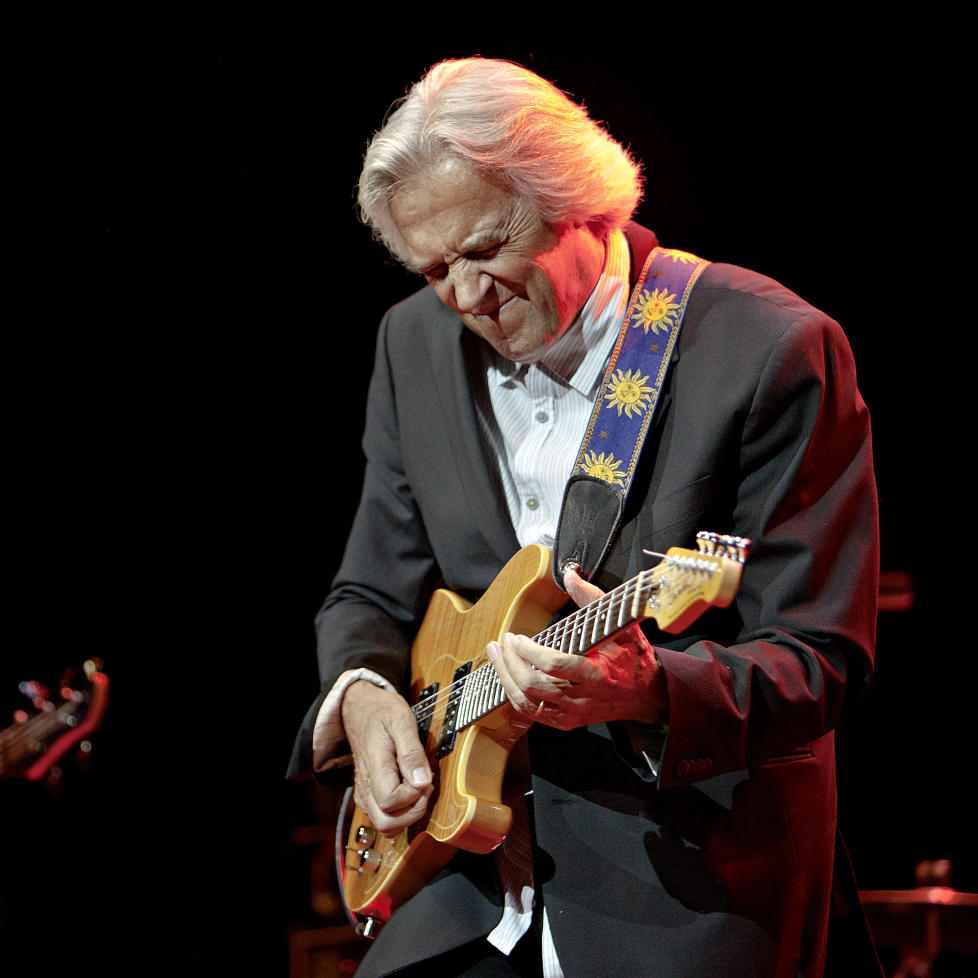 INTENS: John McLaughlin kan v�re b�de tonetett solist og strengesyngende klangmaker. I g�r viste han begge sider.
Foto: LARS EIVIND BONES/DAGBLADET