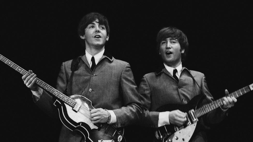 VERDIFULLE BILDER: Paul McCartney og John Lennon opptrer p� scenen i USA for f�rste gang i 1964. Dette er ett av bildene som ble auksjonert bort i g�r.

Foto: REUTERS/Mike Mitchell/Christie's