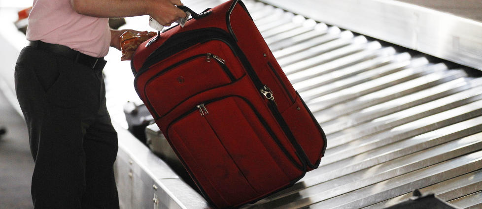 FLYSELSKAPETS ANSVAR: Flyselskapet er pliktig til � transportere bagasjen til det endelige bestemmelsesstedet for flyreisen, alts� den strekningen som bagasjen er sjekket inn for, sier Dagbladets reiseekspert. Illustrasjonsfoto: MATT ROURKE/AP/SCANPIX