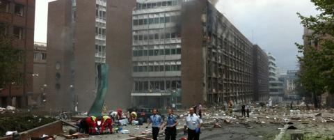 ENORME �DELEGGELSER: Store deler av Regjeringskvartalet ble rammet av en kraftig bombe i ettermiddag. Flere personer er drept. Foto: FREDRIK NAUMANN