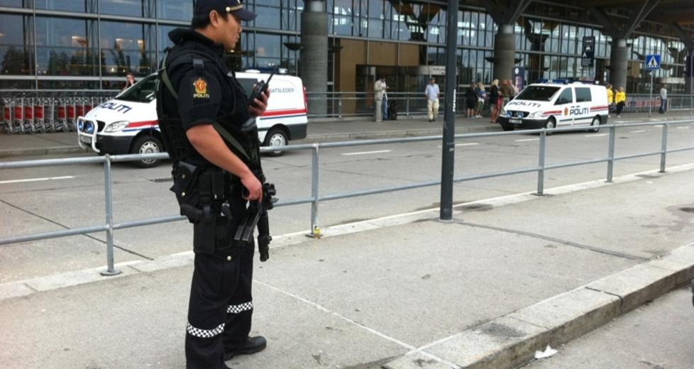 SKJERPET BEREDSKAP: Bev�pnet politi sjekket i ettermiddag all trafikken inn til Oslo Lufthavn. LESERFOTO