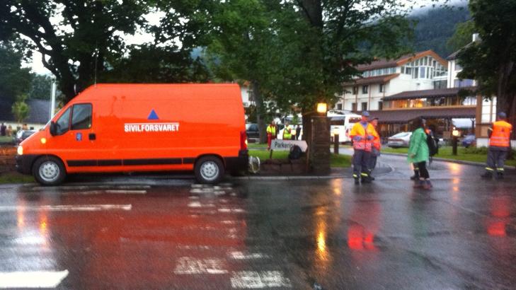 PÅ STEDET: Ambulanser, Sivilforsvaret og legevakt er på stedet. Foto: Håkon Eiksedal PÅ STEDET: Ambulanser, Sivilforsvaret og legevakt er på stedet. Foto: Håkon Eiksedal