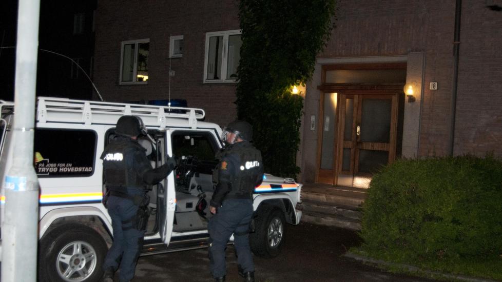 AKSJON I NATT: Bev�pnet politi tok seg like f�r midnatt inn i leiligheten til moren til siktede, der han ofte har oppholdt seg. Foto: �ISTEIN NORUM MONSEN