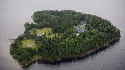 MINST 85 DREPT: Minst 85 mennesker ble skutt og drept i massakren på Utøya fredag. Her et oversiktbilde av Utøya. FOTO: ADRIAN ØHRN JOHANSEN/ DAGBLADET