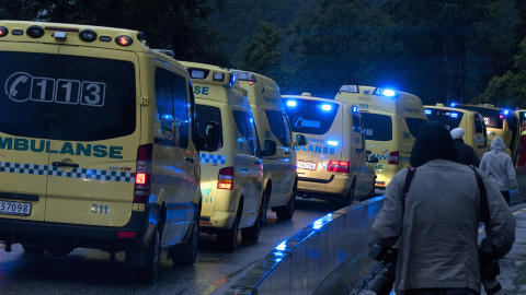 FRAKTES BORT: Ambulanse- og helsepersonell jobbet med å hjelpe de skadde og å frakte ungdommene bort fra stedet. Foto: Øistein Norum Monsen / DAGBLADET FRAKTES BORT: Ambulanse- og helsepersonell jobbet med å hjelpe de skadde og å frakte ungdommene bort fra stedet. Foto: Øistein Norum Monsen / DAGBLADET