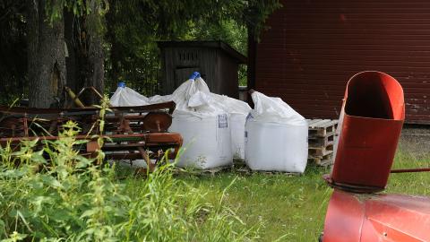 GJØDSEL: Naboene reagerte på at Breivik kjøpte inn store mengder kunstgjødsel. Foto: John T. Pedersen / Dagbladet GJØDSEL: Naboene reagerte på at Breivik kjøpte inn store mengder kunstgjødsel. Foto: John T. Pedersen / Dagbladet